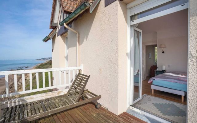 The Benervilloise Villa With its Feet in the Water