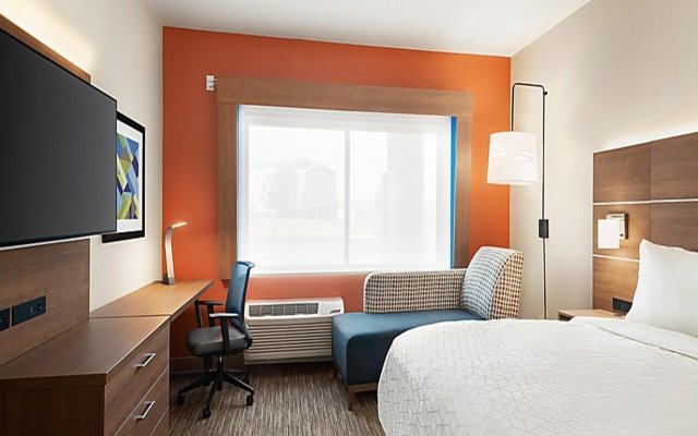 Holiday Inn Express And Suites Beaver Dam