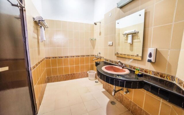 FabHotel Gurgaon 6