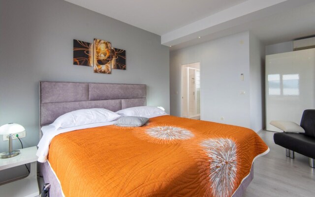 Nice Home in Sreser with Hot Tub, Sauna & WiFi