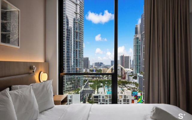 Modern 1BD & Den With City Views