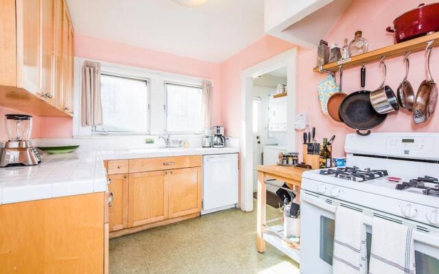 Charming 2 Bedroom Bungalow in Silver Lake