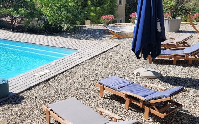 2 Tastefully Furnished Gites With Private Pool, 1km From Faucon