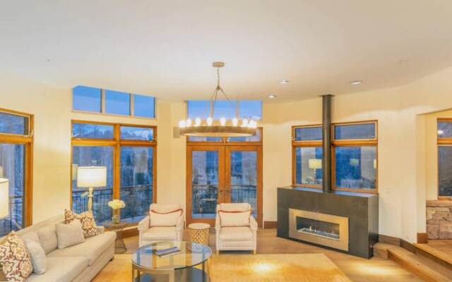 Slopeside Villa by Exceptional Stays