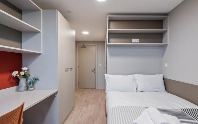Central Modern Apartment With Fast Wifi Sleeps 6