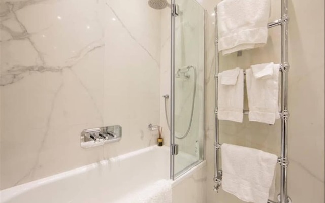 Luxurious 1BR Period Property in Kensington