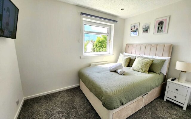 Quirky Home Quiet Neighbourhood