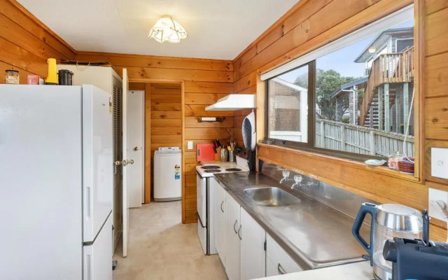 Jade Parrot - Snells Beach Holiday Home