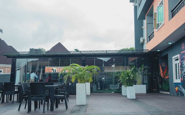 The Violets Hotel and Apartments