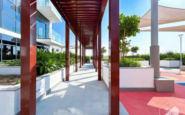 Tranquil 1BR Escape With Pool View in Meydan