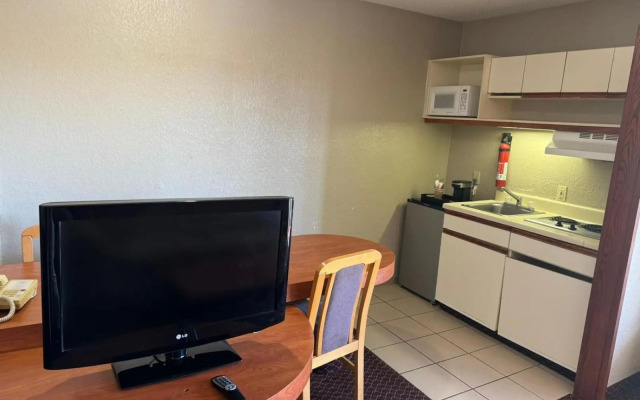 Rodeway Inn & Suites South of Fiesta Park