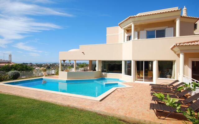 Lavish Villa in Albufeira With Private Swimming Pool