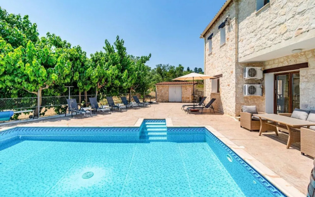 Villa Nikolina - 5 En-suite Bedrooms