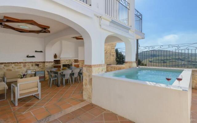 Torreon de Morayma Baena by Ruralidays