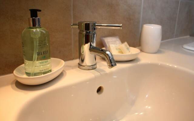 Spacious Homestay With Parking