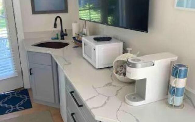 Allen Harbor Breeze Inn & Gardens