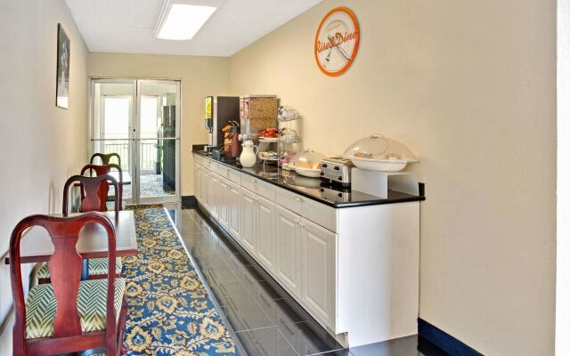 Howard Johnson by Wyndham College Park