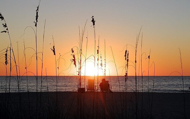 Trillium 5C Beach Front/private Balcony With Amazing Views/pool!