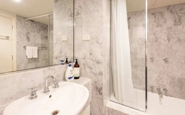 Spacious 3-bed Unit in Melbourne CBD w/ Pool & Gym