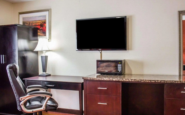 Rodeway Inn Macarthur Airport