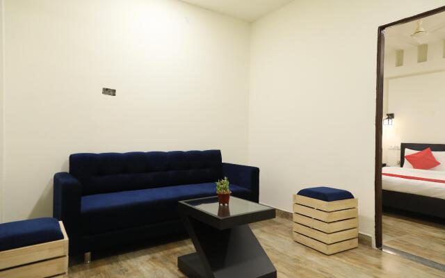 OYO 28069 Hotel Leo Star