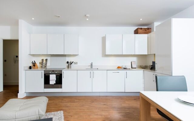Bright Stylish 2BR across from Victoria Park