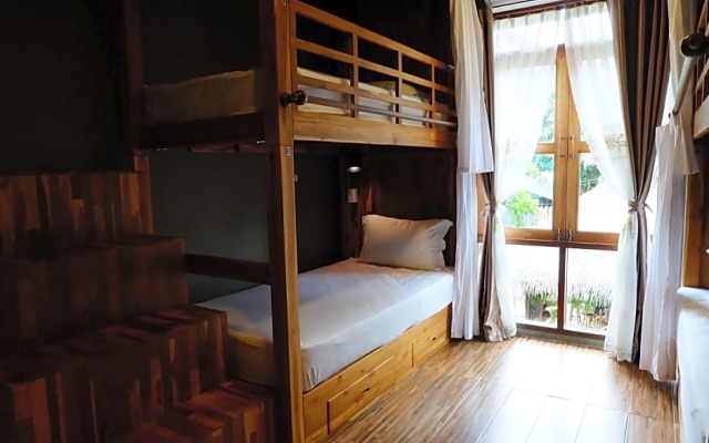 Lipe - Bloom Cafe and Hostel