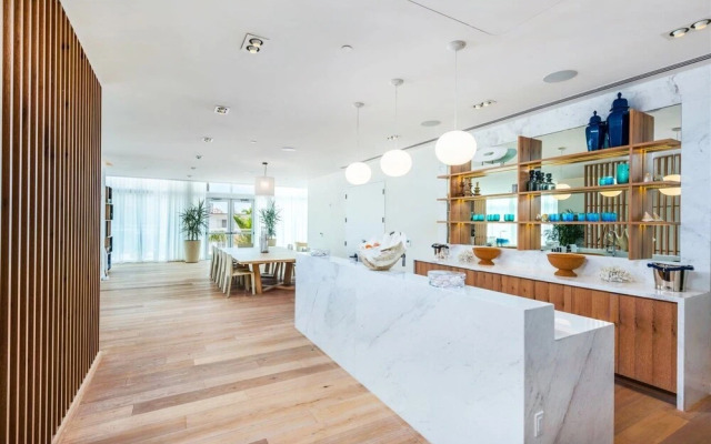 Top Fort Lauderdale Condo 9th Floor - Private and Sanitized, Hotel Amenities, Free Parking for Stays Over 27 Days, 400 ft From the Beach. Hosted by Super Host!