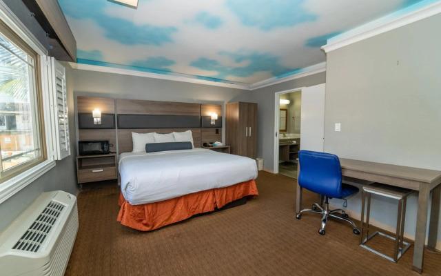 Hollywood Palms Inn and Suites