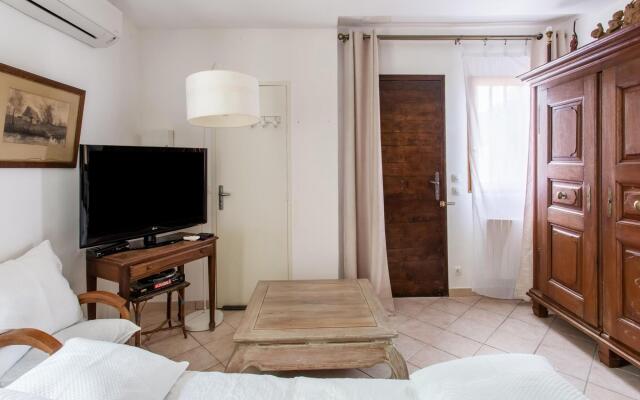 Tranquil holiday home in Cébazan with private pool