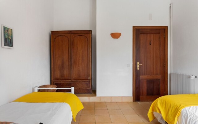 JOIVY 3-BR Cottage w/Terrace & Garden in Colares