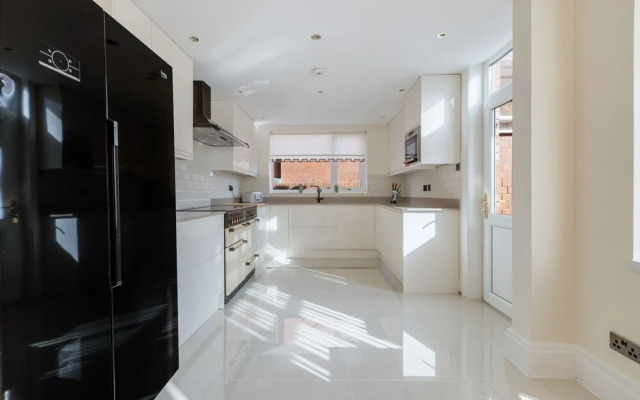 Queens Crest by Sasco Apartments