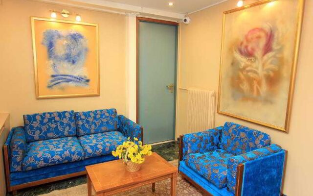 Triton Hotel Piraeus