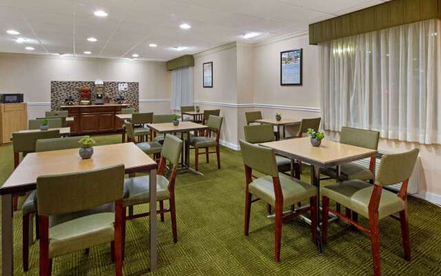 La Quinta Inn & Suites by Wyndham Sawgrass