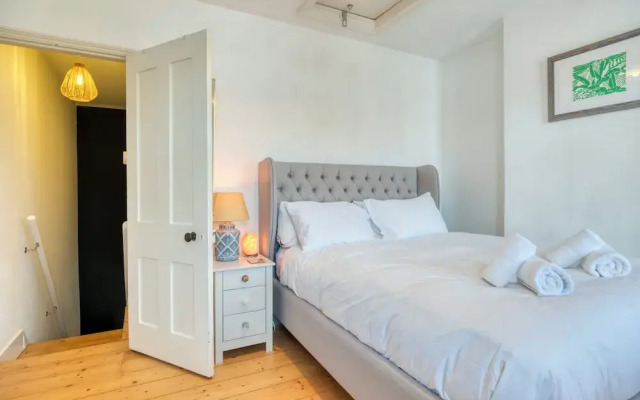 Stylish 2BD with Private Garden & Sauna