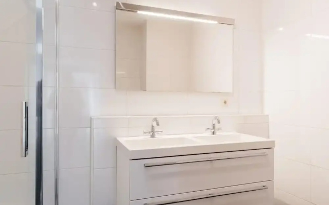Harbor Breeze: Modern Stay