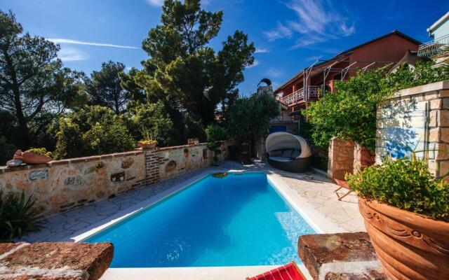 Beautiful Holiday Home With Private Pool, Nice Garden With Relax Area, Taverne