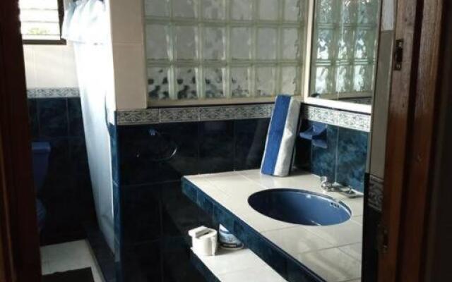 Habitación independiente a pie del lago con AC