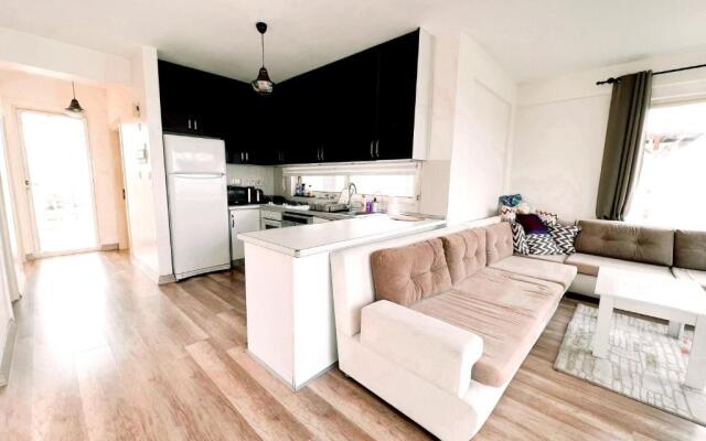 Flat With Roof Terrace and Sea View in Kyrenia