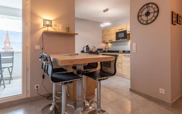 Apartment with balcony near downtown