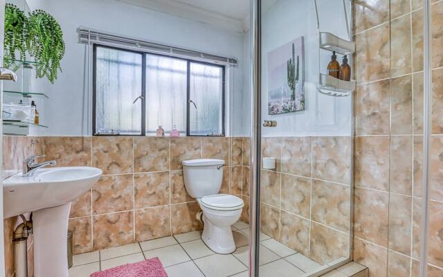 The Cottage-1 Bed-pool-bbq-fibre-solar-samrand