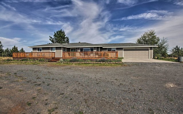 Updated Farmhouse w/ Deck on Central Oregon Canal!