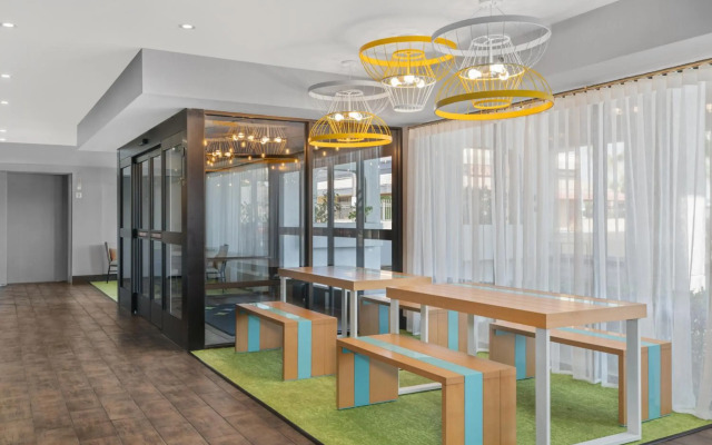 Spark by Hilton Bakersfield Central