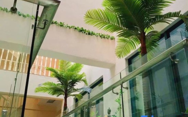 Merlin Art Hotel