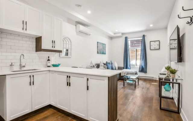 M11 Upscale Comfy Studio w AC in Perfect Location