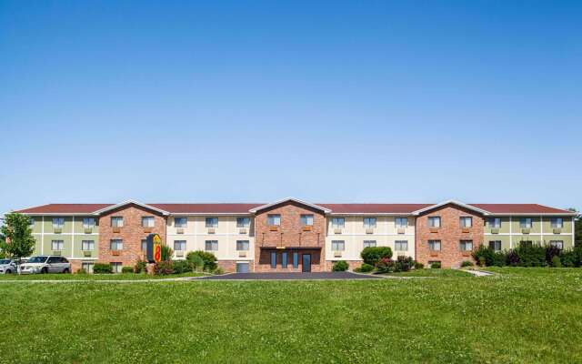 Super 8 by Wyndham Lenexa Overland Park/Mall Area