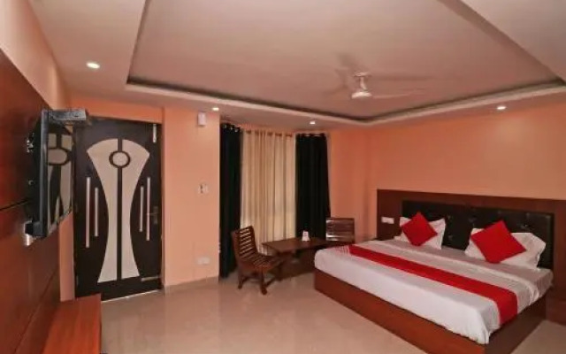 OYO 18469 Hotel Hmvr