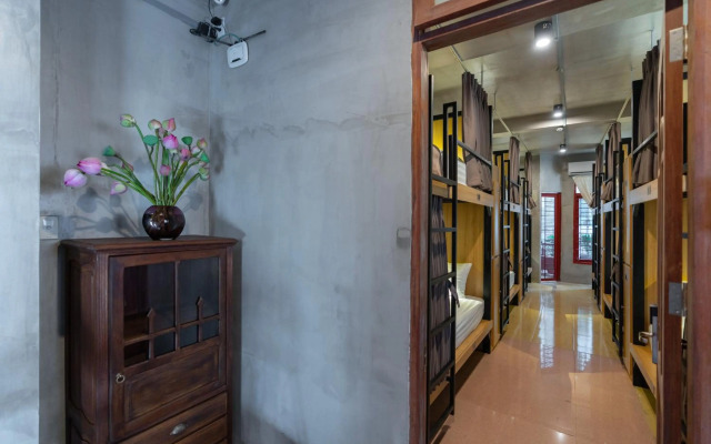 9 Hostel and Bar