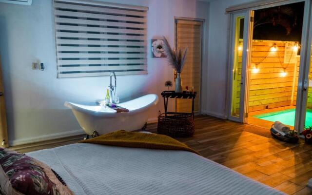 Suite 3 with private pool, tub and king size bed — фото 4