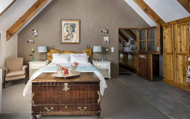 T'Niqua Stable Inn